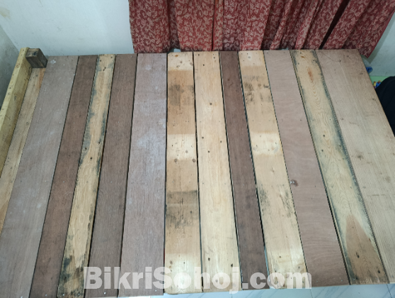 চকি এবং চেয়ার।